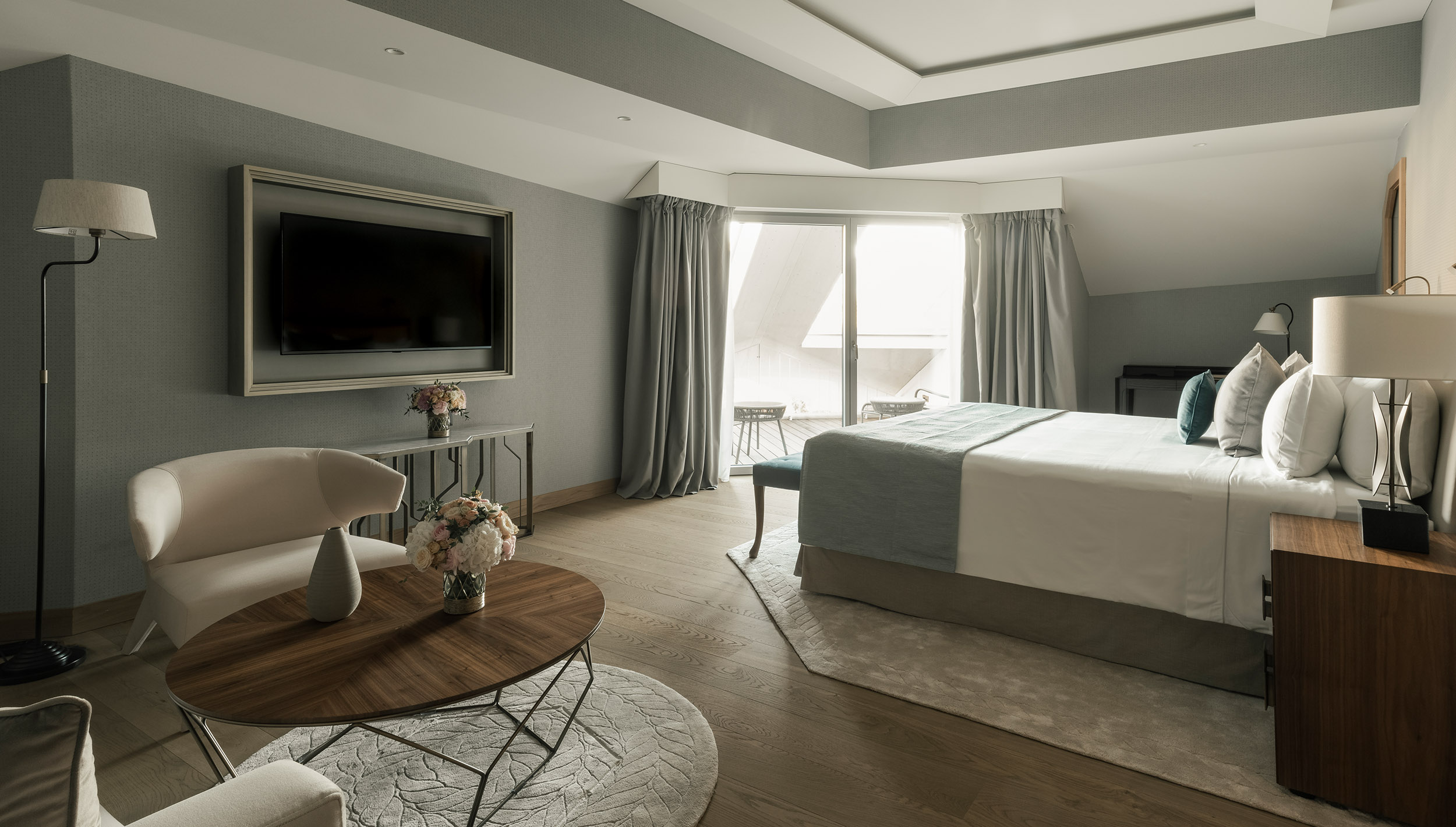 <h4>JUNIOR SUITE</h4><p class="small">With unique designs and layouts, our Junior Suites boast a spacious sitting area, walk-in closet and balconies with magnificent views of Lake Lucerne.</p>
