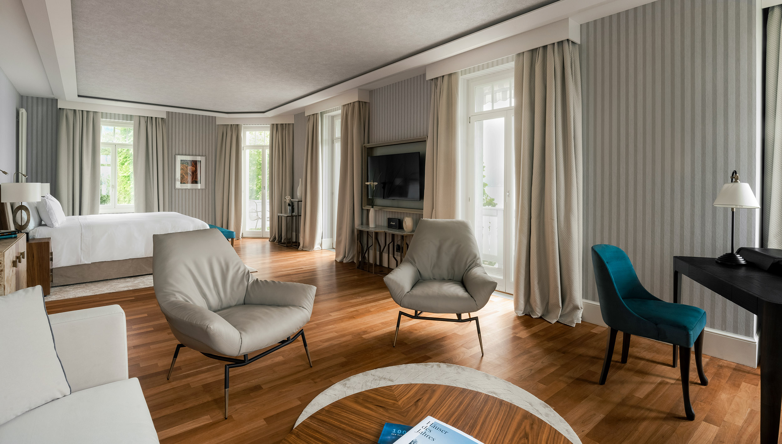 <h4>SUITE</h4><p class="small">Le nostre Suite offrono modernità e massimo spazio, un soggiorno separato e ampie terrazze riservate per garantire la privacy e un'esperienza indoor-outdoor. </p>