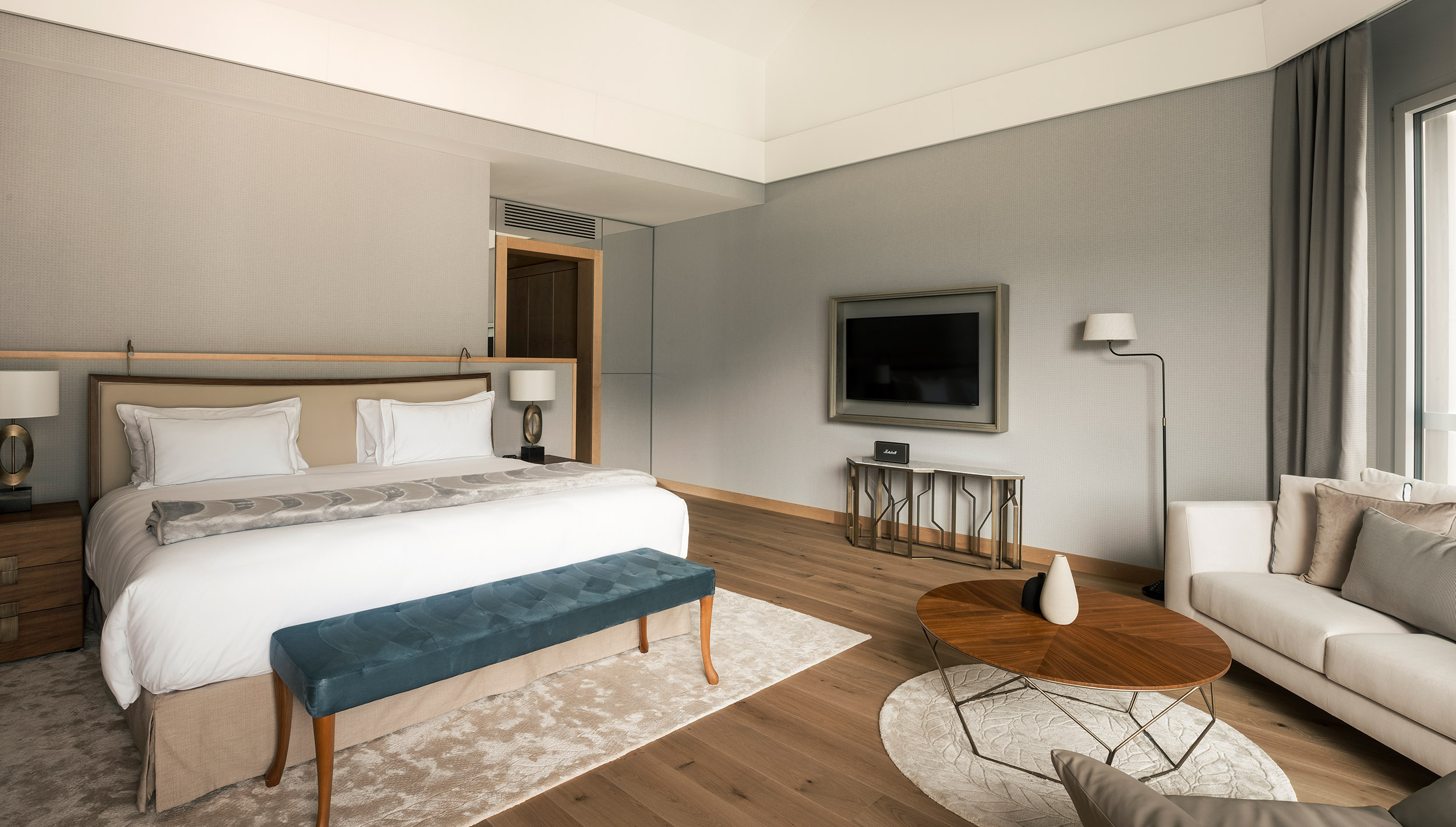 <h4>DOUBLE DELUXE</h4><p class="small">These rooms enjoy a large sitting area for end of the day relaxation with stunning views over Lake Lucerne and private balcony or terrace.</p>