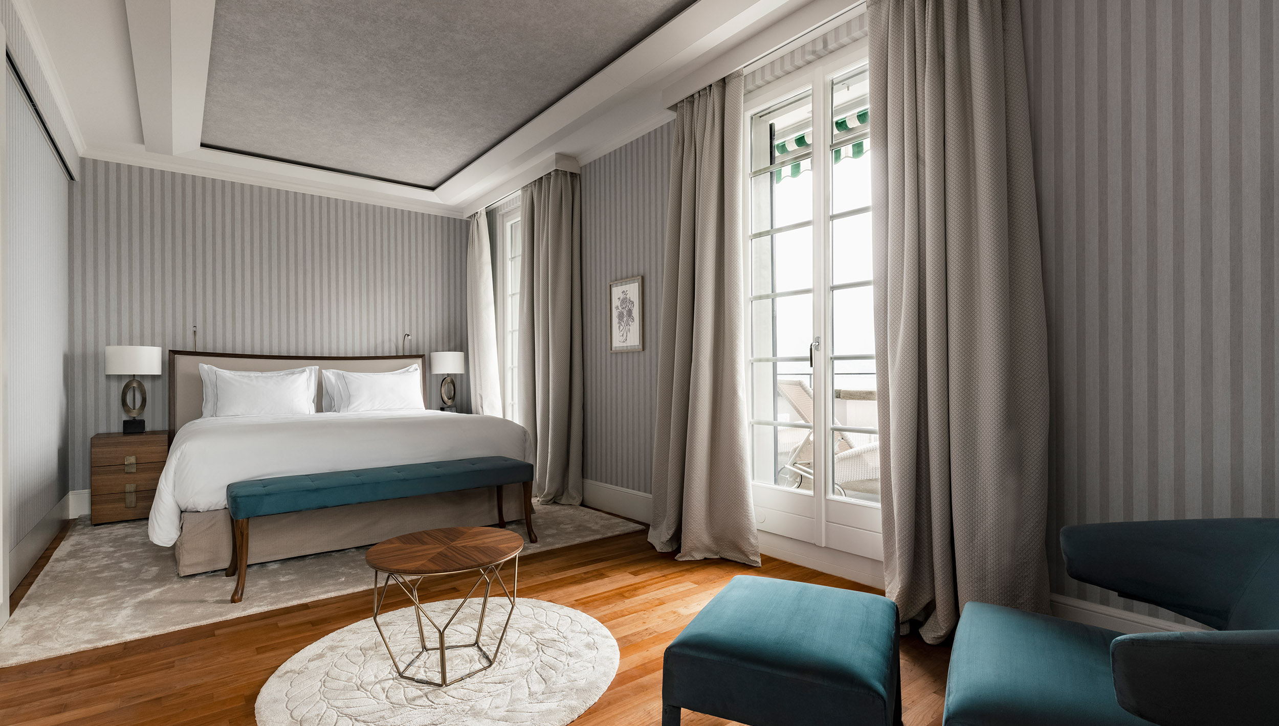 <h4>DOUBLE CLASSIC</h4><p class="small">All rooms boast stunning views over the Swiss Alps with their own private balcony or terrace to enjoy a moment immersed in nature.</p>